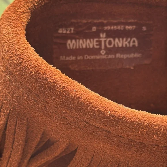 Minnetonka Classic Fringe Hard Sole Ankle Boot
Size 8 - Picture 4 of 6